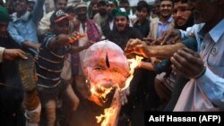 Активісти в Пакистані спалили портрет прем'єра Індії Нарендри Моді, 1 березня 2019 року