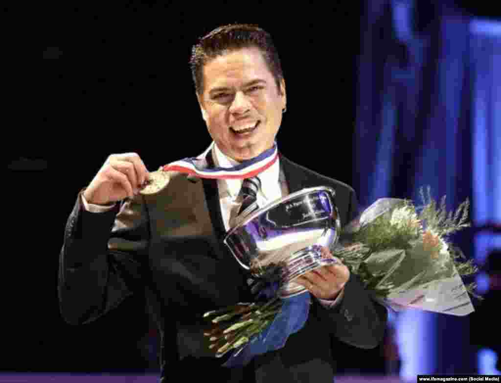 Руди Галиндо, американский фигурист, победитель и призёр многих международных соревнований в одиночном и парном разрядах, в том числе и на Олимпийских играх. В 1996 году в книге Кристин Бреннан "О тайнах мирового фигурного катания" совершил "каминг-аут". В 2000-м году объявил, что инфицирован ВИЧ. 