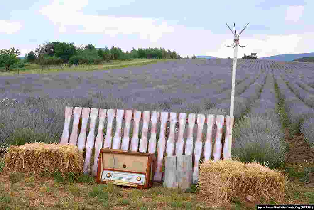 «Основну масу лаванди ми самі переробляємо на готову продукцію, займається цим дружина та доньки, – каже господар Юрій Качур. – Наразі маємо понад 50 найменувань виробів з лаванди, це чаї, косметика, подушки та мішечки, сиропи і багато іншого. Ще 15 продуктів виробляємо з дамаської троянди»