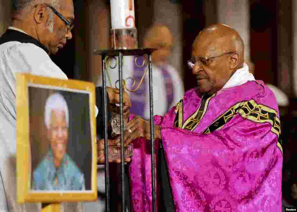 Desmond Tutu, južnoafrički veteran borbe protiv apartheida, umirovljeni anglikanski nadbiskup održao je misu povodom smrti Nelsona Mandele, 6. decembar 2013. Foto: REUTERS / Sumaya Hisham