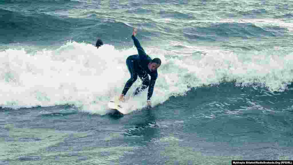 Спортсмен виступає під час перших українських змагань з класичного серфінгу ARCADIA 2018 в Одесі. Участь в змаганнях взяли близько 40 спортсменів в трьох категоріях, а також «любителі». Одеса, 24 вересня 2018 року