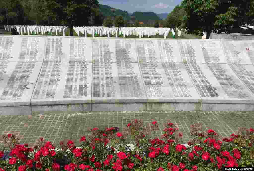 Odlukom visokog predstavnika u BiH Wolfganga Petritscha od 25. oktobra 2000. godine, trajno je određena zemljišna lokacija u Potočarima za mezarje i spomen obilježje za preko 8.000 srebreničkih dječaka i muškaraca ubijenih u genocidu u julu 1995. godine.