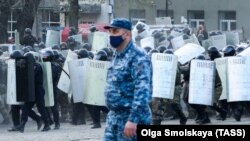 Interventna policija suočila se sa učesnicima skupa protiv mjera ograničenja u Vladikavkazu 20. aprila.