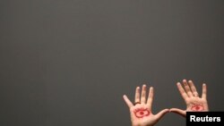 Aktivista podiže ruke tokom jedne od sesija na COP25, UN konferenciji o klimatskim promjenama, 13. decembar, 2019.