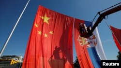 Kineska i srbijanska zastava