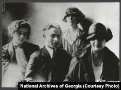 ლადო გუდიაშვილი მეგობრებთან ერთად