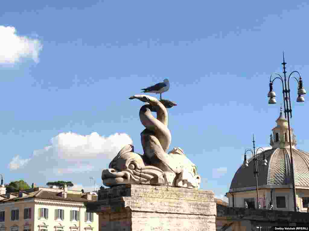 Чайка отдыхает на мосту над Тибром