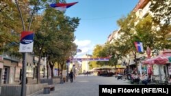 Severna Mitrovica oblepljena je plakatima Srpske liste i ukrašena srpskim zastavama