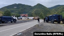 Patrola policije Kosova u blizini severnog kosovskog graničnog prelaza Jarinje, 21. septembra 2021. 