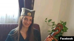 Fotografija Bojane Đačić sa kokardom na glavi preplavila je društvene mreže i izazvala brojne komentare.