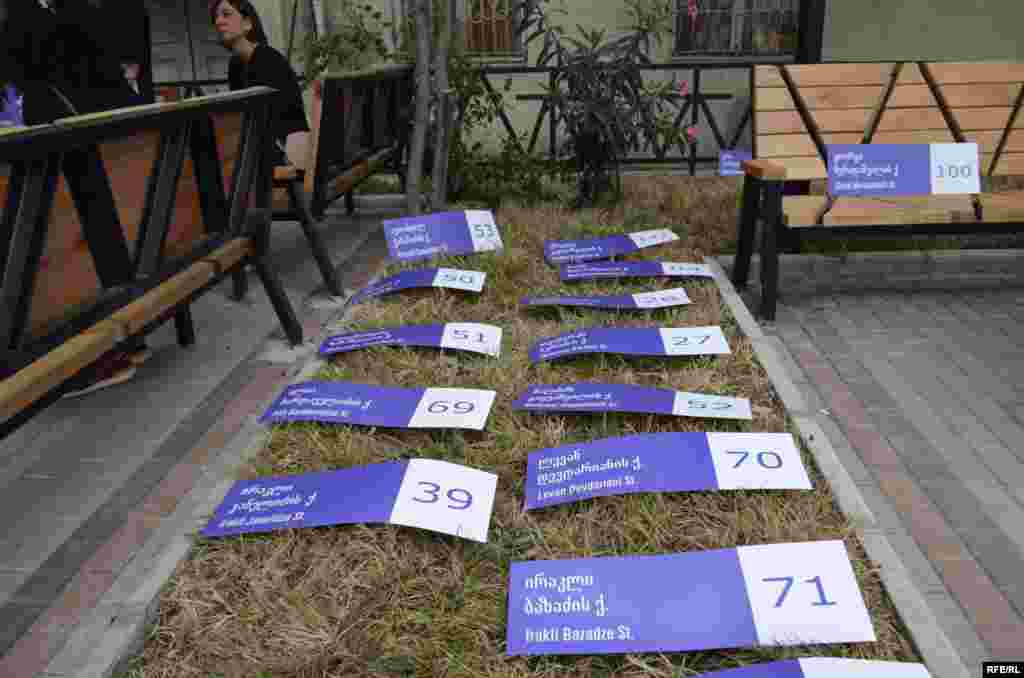 "Стыдно, чтобы такой большой проспект носил название столицы страны-оккупанта", – сказал на акции журналистам один из её участников Гига Макарашвили