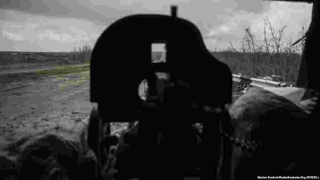 Пулемет «Максим» 1944 года выпуска стоит на обороне Авдеевского рубежа в сторону Ясиноватского развязки возле Донецка. Бойцы украинской армии говорят, что он гораздо лучше современных пулеметов такого калибра