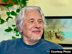 Владимир Сорокин в гостях У Генисов. Фото: Ирина Генис.