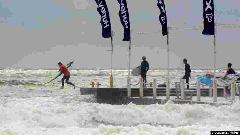 У змаганнях перемогли: Василь Кордиш в категорії shortboard – дошка до 7 футів, Юрій Кордиш – в номінації midsize, дошка до 9 футів, Олександр Іванюшин – дошка з веслом і Юрій Філіппов серед «любителів»