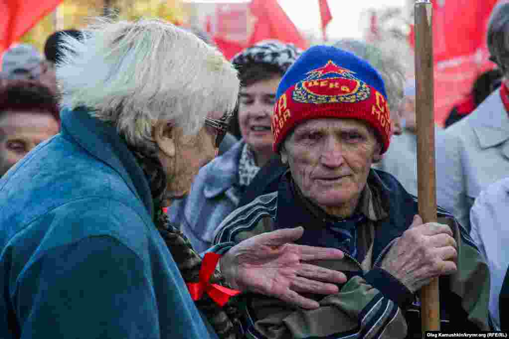 Они пришли предаться ностальгии о временах своей молодости, временах СССР.