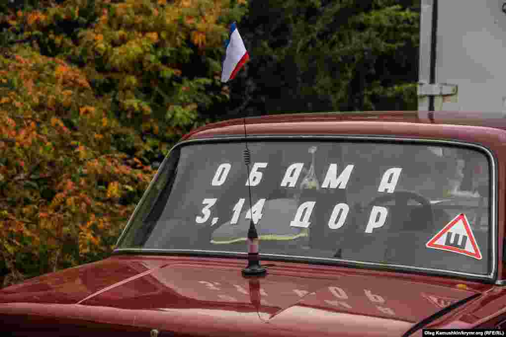 Оскорбительная надпись «Обама 3,14 дор» на машине в Симферополе, 30 октября 2014 года