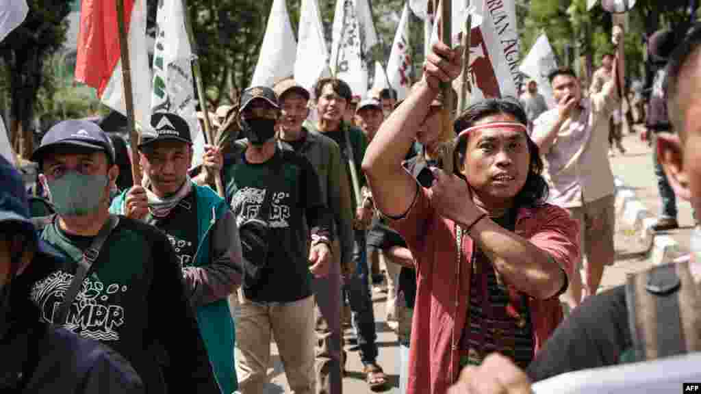 Na fotografiji: protest mještana protiv isušivanja tresetišta i njegovog pretvaranja u plantažu palminog ulja u selu u južnoj Sumatri, juni 2025.Stanovnici Indonezije su u više navrata podizali tužbe protiv poljoprivrednih koncesija za koje smatraju da eksploatišu tresetišta. Tvrde da su tri kompanije koje upravljaju šumama u blizini tresetišta pravno odgovorne za požare i njihove zdravstvene, ekonomske i društvene posljedice.