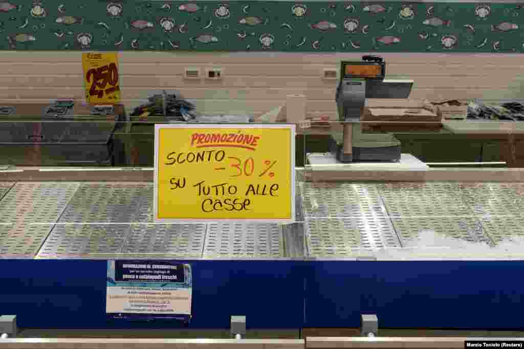 Prizori praznih rafova prodavnica, poput ovog u gradu Kodonju, česta su pojava. 