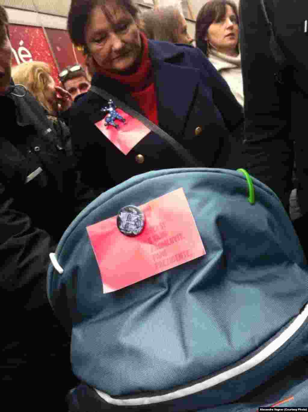 Плакат на детской коляске: "Хочу с вами поговорить, господин президент"