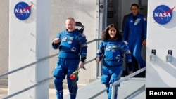 NASA-ს ასტრონავტები ბუჩ უილმორი და სუნი უილიამსი NASA-ს კენედის კოსმოსურ ცენტრში, Boeing-ის Starliner-1 ეკიპაჟის პირველი სატესტო მისიის დღე