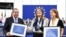 Venezuelanac Edmundo Gonzalez Urrutia (lijevo), predsednica Europskog parlamenta Roberta Metsola (u sredini) i Ana Corina Sosa, kći venezuelanske političarke Marije Corine Machado, u Strasbourgu nakon što su Urrutia i Machado nagrađeni nagradom Saharov u decembru 2024.