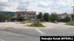 Spomenik Bulatoviću planiran je na takozvanoj nikšićnoj raskrsnici, a izabrana je, kako za RSE kaže zamjenik načelnika Bileće, Nikola Bajović, "zbog simbolike".