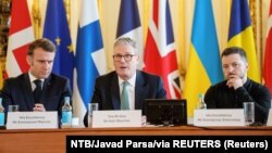 Francuski predsjednik Emmanuel Macron, britanski premijer Keir Starmer i predsjednik Volodimir Zelenski na samitu evropskih lidera o evropskoj sigurnosti i Ukrajini, u Lancaster House u Londonu, Britanija, 2. marta 2025.