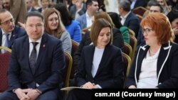 Maia Sandu (centru), la Adunarea Generală a Judecătorilor, alături de președintele Consiliului Superior al Magistraturii, Sergiu Caraman, și președinta Curții Constituționale, Domnica Manole, 11 aprilie.