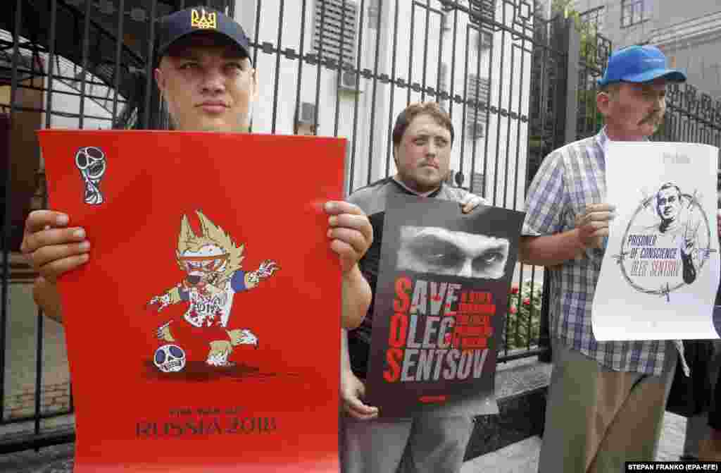 Акція біля будівлі посольства Росії в Україні з вимогою звільнити з ув’язнення кінорежисера Олега Сенцова та інших українських політв’язнів, яких утримують в російських тюрмах. Київ, 13 червня 2018 року. БІЛЬШЕ ПРО ЦЕ ТУТ