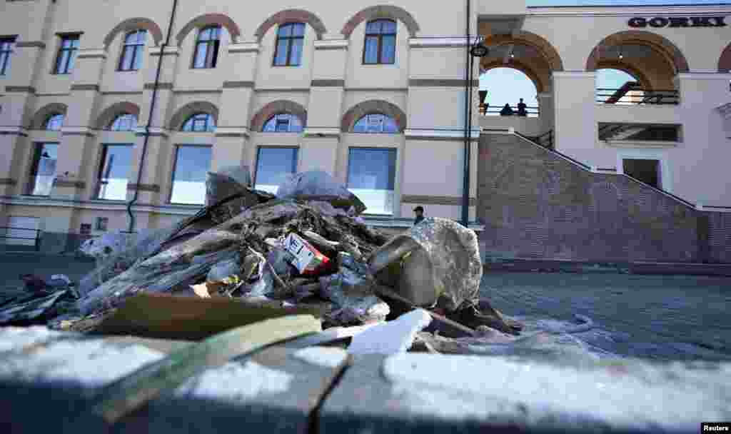 Сміття на тротуарі в Есто-Садку