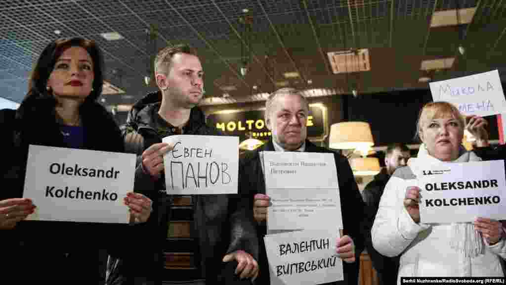 Марьяна Беца – спикер Министерства иностранных дел Украины; Игорь Котяленец – брат пленника Кремля Евгения Панова; Петр Выговский; Ольга Афанасьева – мама освобожденного политзаключенного Геннадия Афанасьева