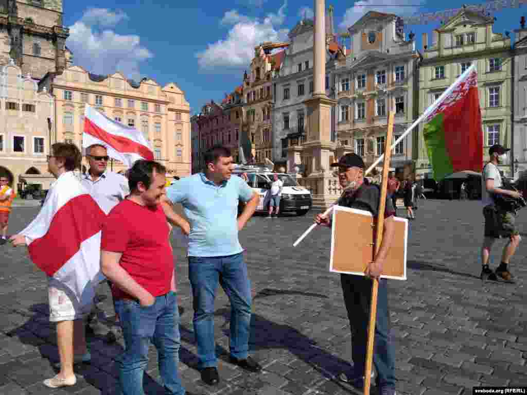 На плошчу прыйшлі і двое чэхаў з афіцыйным чырвона-зялёным сьцягам Беларусі. Яны кажуць абразы на адрас удзельнікаў акцыі. 