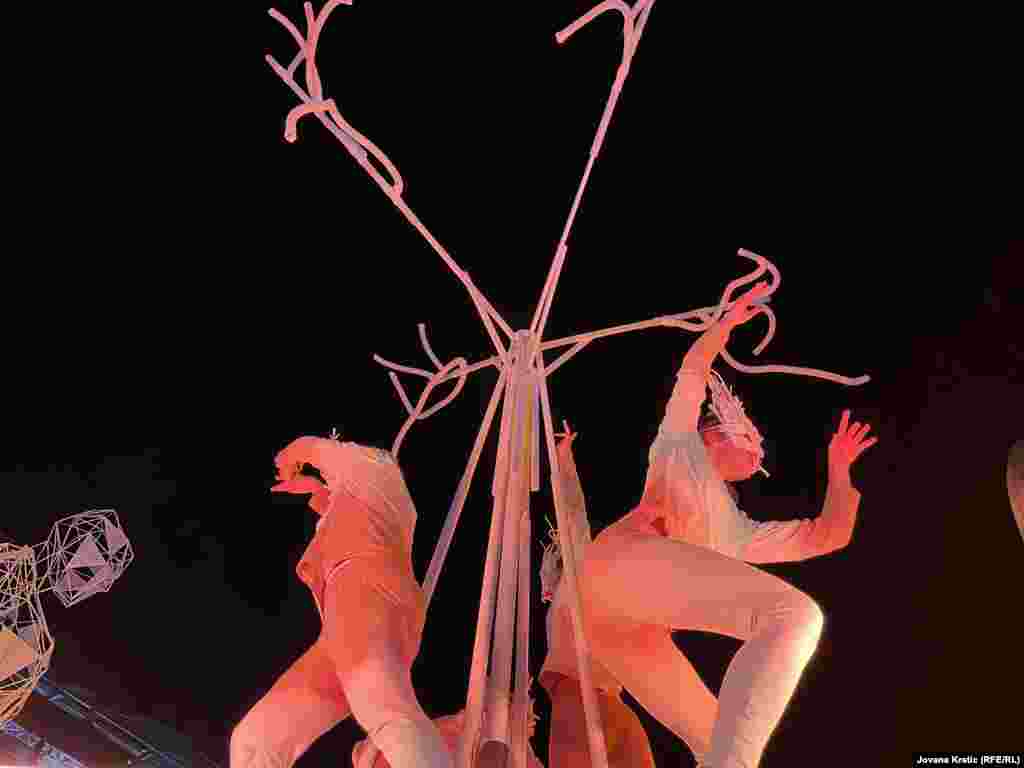 "Emergency Exit" je multidisciplinarni performans velikog formata koji spaja muziku, pozorište i multimediju. "U saradnji sa čuvenom španskom trupom La Fura dels Baus, ovaj jedinstveni umetnički događaj istražuje teme povezanosti čoveka i prirode, suživota i transformacije, i predstavlja prvi performans ove vrste u Evropi", naveli su organizatori.