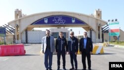 Shefi i IAEA, Rafael Grossi (i dyti nga e majta) viziton një objekt për pasurimin e uraniumit në Natanz, më 15 nëntor.