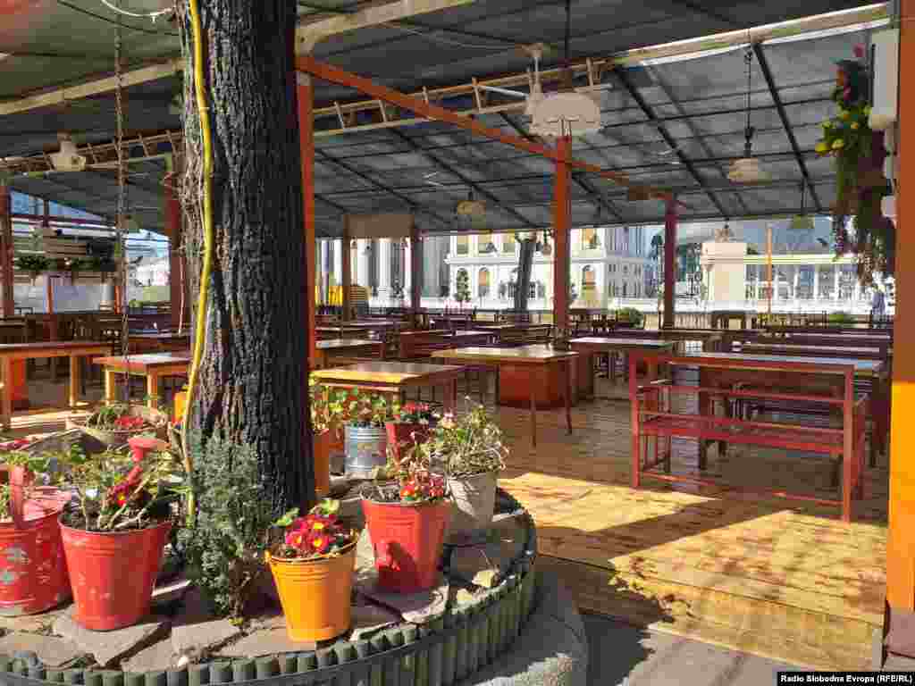 Zatvoreni kafići i restorani u jednom od skopskih tržnih centara zbog pandemije korona virusom, 20. mart, 2020. 