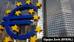 Velika skulptura u obliku evra, simbola evropske valute u Frankfurtu, Nemačka. Ilustrativna fotografija