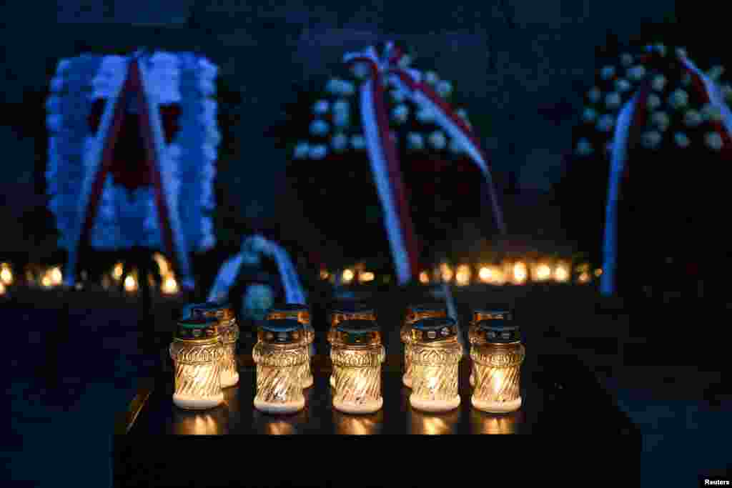 Cvijeće i svijeće u blizini "Zida smrti" na dan 80. godišnjice oslobađanja logora smrti Auschwitz-Birkenau. 