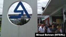 Radnici Aluminija ispred fabrike, nakon odluke o gašenju, 10. jul 2019.