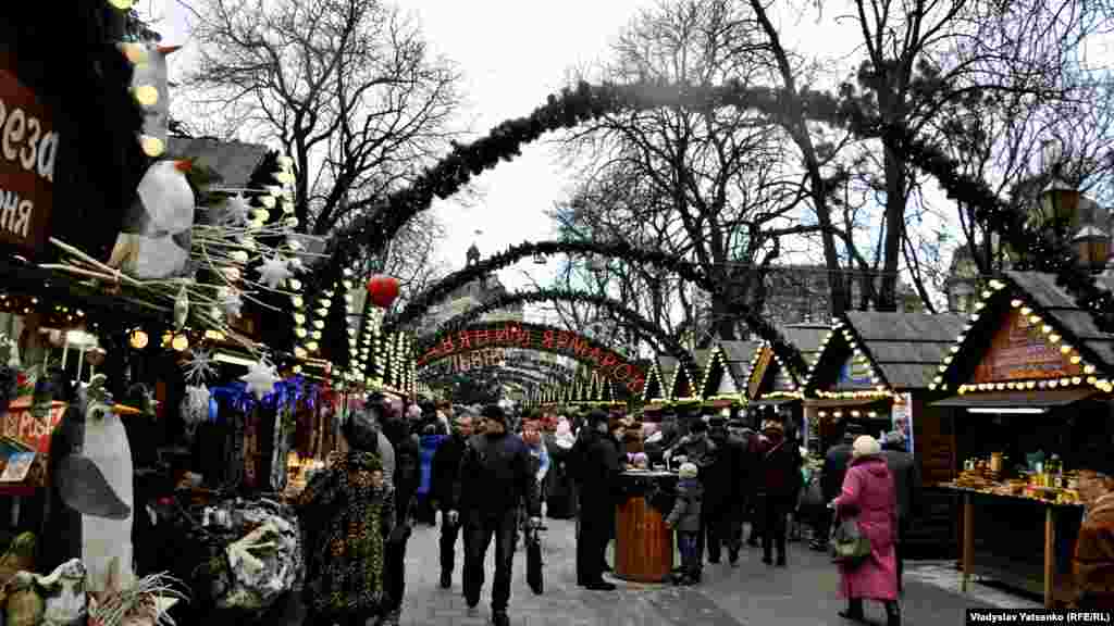 У центрі Львова – на проспекті Свободи та на площі Ринок – працюють різдвяні ярмарки. Тут можна придбати усе, від традиційних галицьких пампухів до дідухів та різдвяного хедмейду