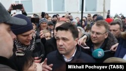 Governor Andrei Vorobyov talks with angry local residents gather outside the hospital in Volokolamsk on March 21.