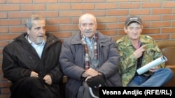 Mladićevi jataci oslobođeni, fotografija ispred sudnice, 10. decembar 2010