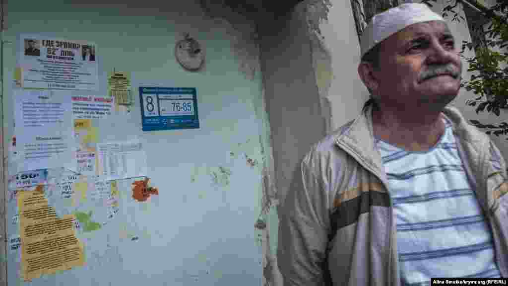 Обьявление о поисках Эрвина расклеено по всему городу. Одно из них – у дверей подъезда Ибрагимова