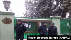 Policija ispred ploče pred Ambasadom Libije u Beogradu, razbijenom u protestima 22. februara, foto: Ognjen Zorić