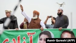 د پي ډي اېم مشران مولانا فضل الرحمن او محمود خان اڅکزي د یوې جلسې پر مهال