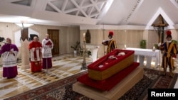 რომის პაპ ფრანცისკეს ცხედარი სანტა მარტას სამრეკლოშია დასვენებული. 2025 წლის 22 აპრილი