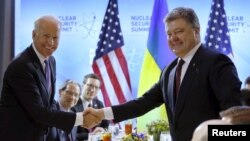 Президент України Петро Порошенко (праворуч) тисне руку віце-президентові США Джозефу Байдену під час саміту у Вашингтоні. 31 березня 2016 року