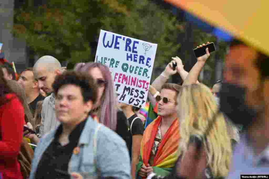 Zahtevi Prajda pročitani su tokom šetnje centrom Beograda, ispred Vlade i Skupštine Srbije. "Od Skupštine tražimo da se ne foliraju, da dignu ruke i da usvoje Zakon (o istopolnim zajednicama). Od predsednika tražimo da ga potpiše, jer je zakon u skladu sa Ustavom", rekao je Goran Miletić iz organizacije Beograd Prajda 2021.