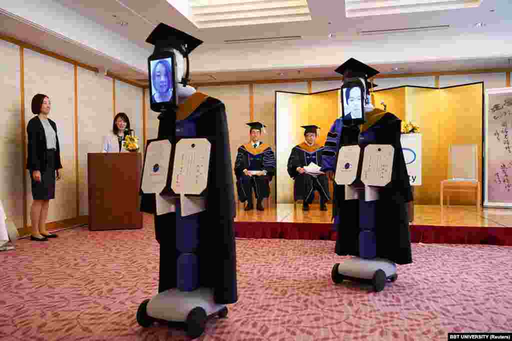 U Tokiju, glavnom gradu Japana, se ceremonije diplomiranja na univerzitetima održavaju preko tableta koje drže roboti. 