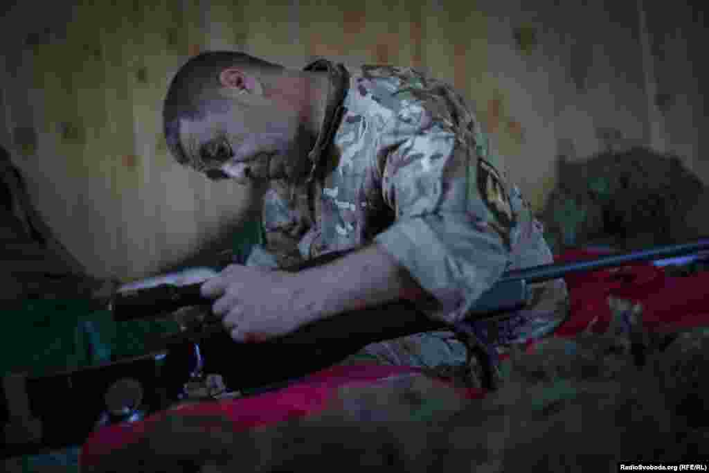 Крымский татарин, боец батальона "Донбасс", осматривает оружие