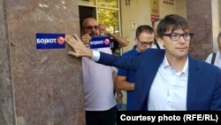 Nikola Jovanović, potpredsednik Narodne stranke, u kampanji za bojkot opštih izbora u Srbiji. Beograd, 14. maj 2020.